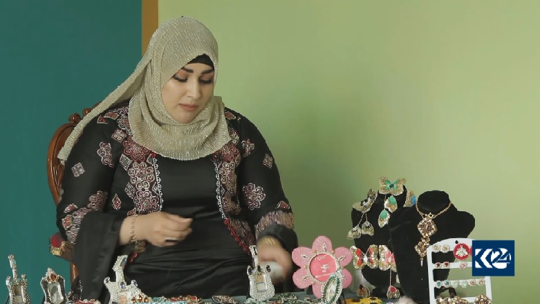 جواهر دوزی که نمادهای کوردی را برجسته می‌کند